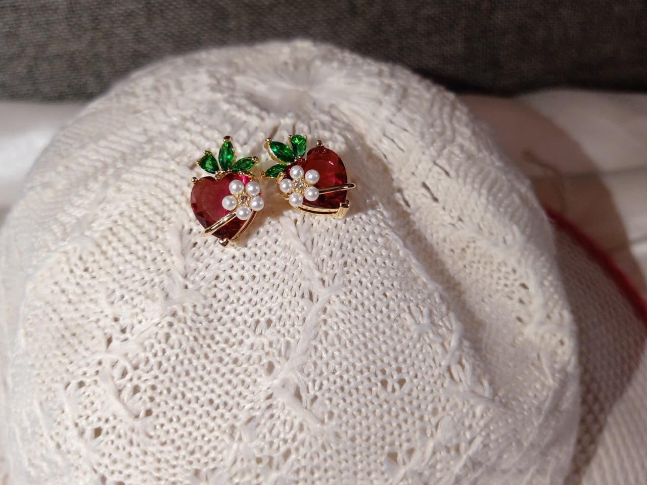 š Strawberry Crystal Stud Earrings